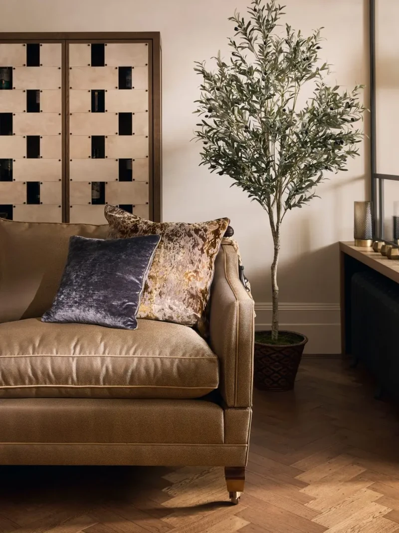 Trafalgar Detail 960X1280.Jpg